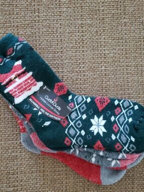 NWT-Cozy Holiday Patterned Lounge Socks - Dark Green/Red/Gray